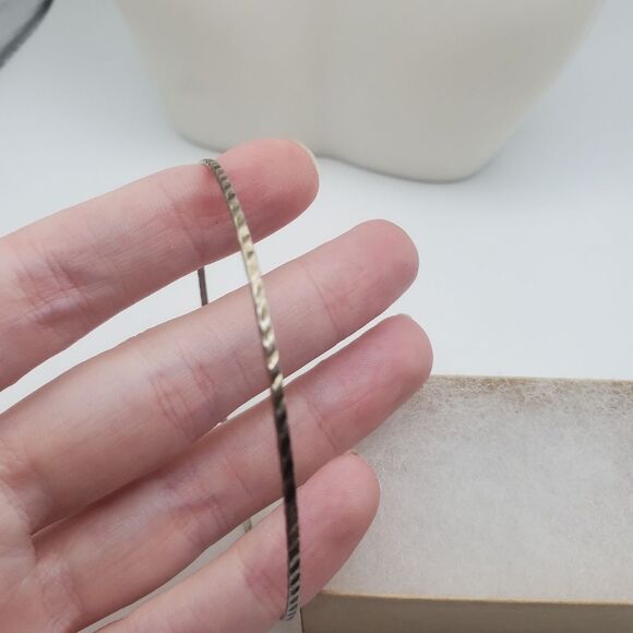 Raised edge slider bracelet unisex staple piece for wardrobe - Picture 3 of 3